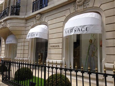 avenue montaigne stores